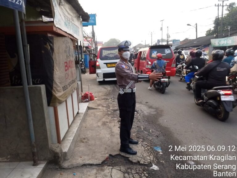 Personil Satlantas Polres Serang Dikerahkan di Titik Rawan Kemacetan